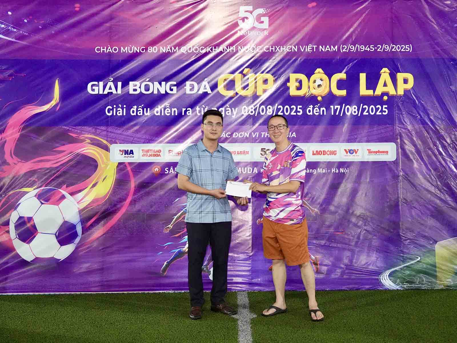 Doi bong Cong ty 5G/Digilife gianh giai Fair Play. Chu nha la doi co it the phat nhat va de lai hinh anh dep voi tinh than thi dau cong hien, khong bo cuoc. Dai dien doi bong Bao Lao Dong (ao xanh) duoc moi len trao giai thuong y nghia nay cho dai dien doi bong chu nha - Cong ty 5G/Digilife.