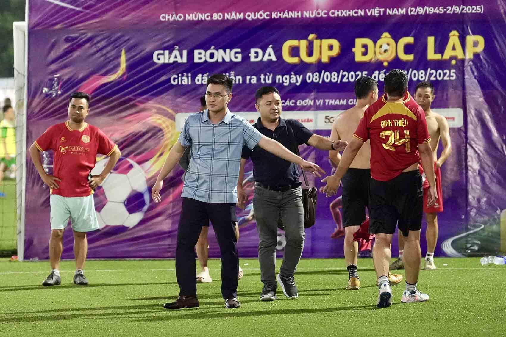 Chu tich Cong doan Bao Lao Dong Pham Dang Huynh (ao den) den san dong vien cac cau thu sau tran. Anh gan bo voi hoat dong cua doi bong gan 10 nam qua, chung kien khong it thang tram cua doi.