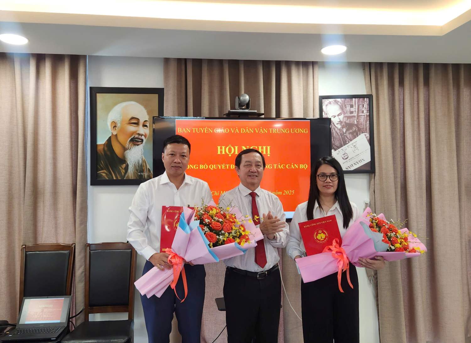 Deputy Head of the Central Propaganda and Mass Mobilization Commission Huynh Thanh Dat (middle) congratulated Ms. Pham Thu Huong and Mr. Tran Quoc Phuong Duy. Photo: Thu Hoai