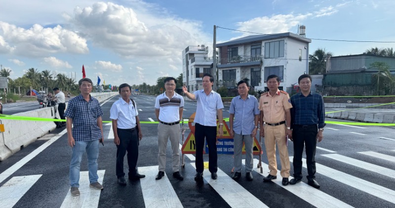 Vice Chairman of Dong Thap Provincial People's Committee inspected the preparation for the inauguration ceremony of Rach Mieu 2 Bridge. Photo: Hoang Loc