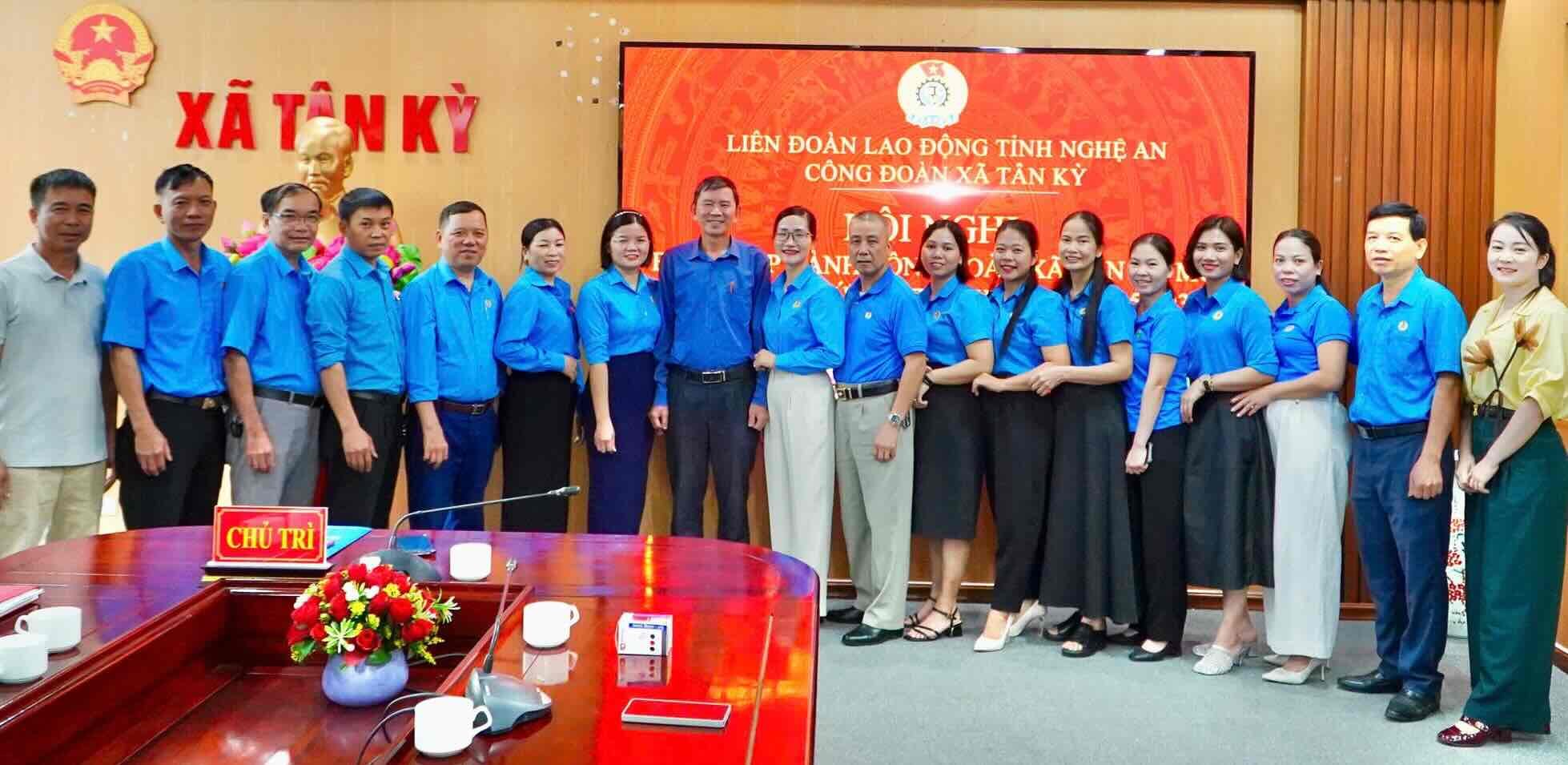 Tan Ky 코뮌 노동조합 설립 결정 발표 회의 및 제1차 확대 집행위원회 회의. 사진: Tan Ky 코뮌