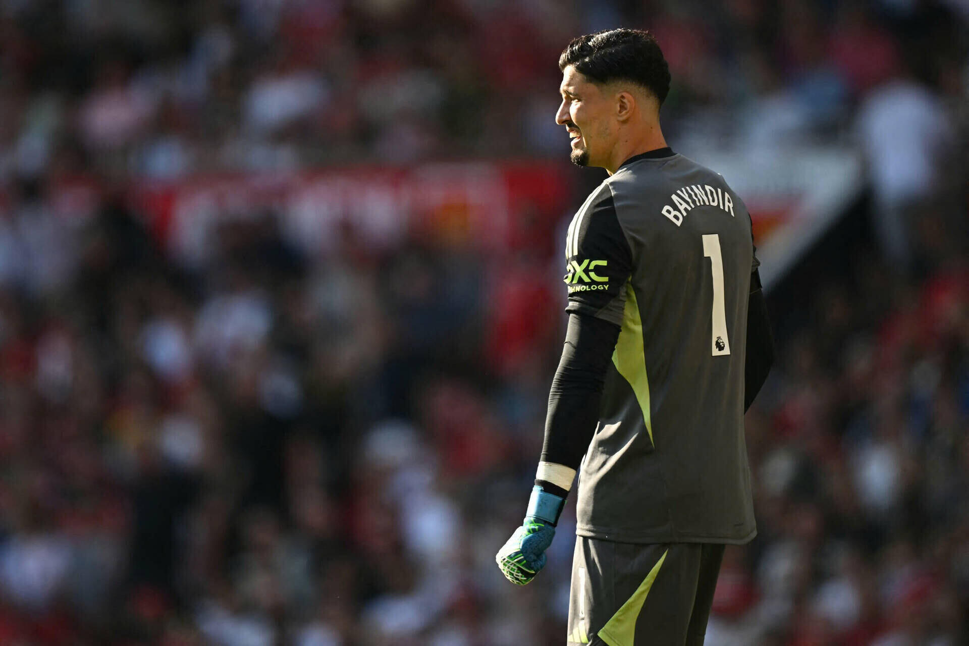 Altay Bayindir mac sai lam dang trach truoc Arsenal. Anh: AFP