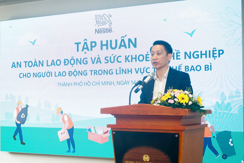 Mr. Khuat Quang Hung, Deputy Director in charge of External Affairs and Communications, Nestle Vietnam Company, delivered the opening speech of the Program. Photo: Provided by the enterprise