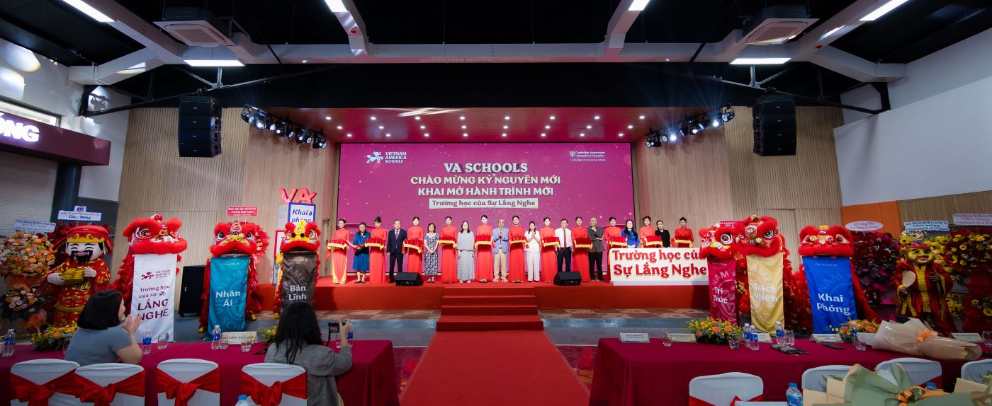 Ban lanh dao He thong Truong Viet My thuc hien nghi thuc khanh thanh Hoi so
