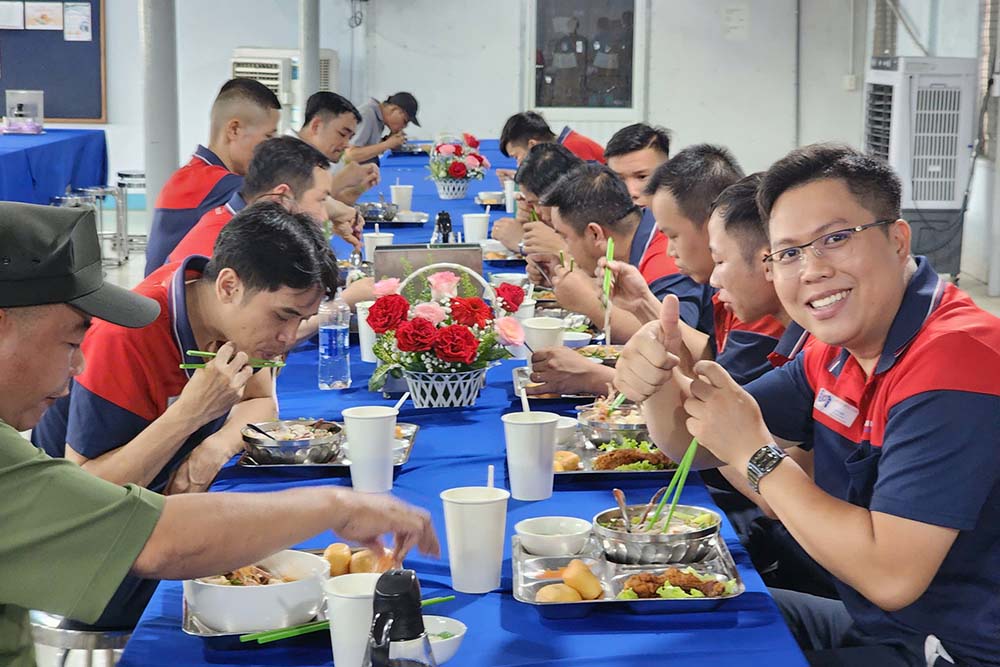 Tran Hiep Thanh 직물 합자회사(Tay Ninh) 노동자들은 건강과 업무 효율성을 높이는 데 기여하는 영양가 있는 간식으로 '행복한 식사'를 합니다. 사진: Qui Hoang