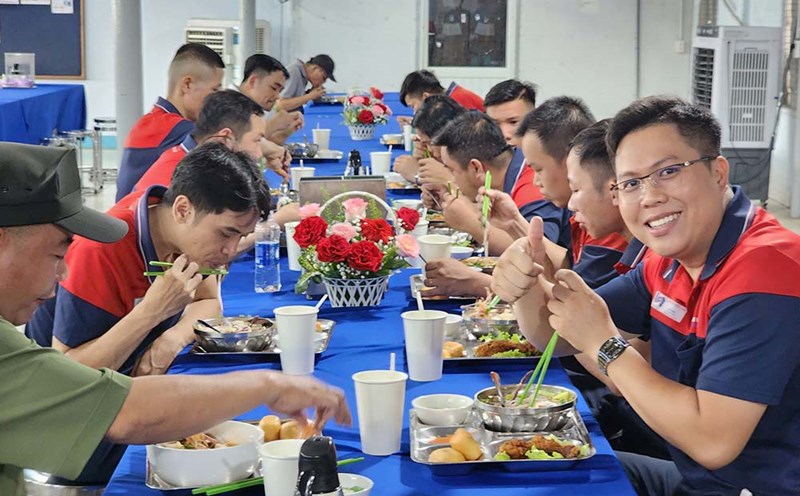 Workers of Tran Hiep Thanh Textile Joint Stock Company (Tay Ninh) use "Happy Meals" with a nutritional menu, contributing to improving health and work efficiency. Photo: Qui Hoang