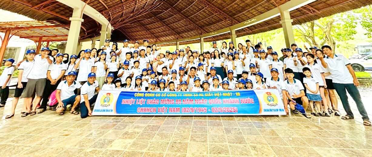 조합원과 노동자들은 의미 있는 관광 버스를 방문했습니다. 사진: CDCS 베트남-일본 제지 원자재 생산 유한 회사 - 붕앙