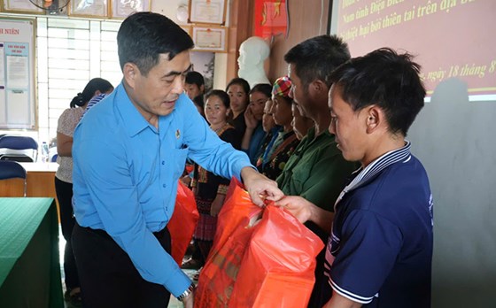 Ủy ban MTTQ Việt Nam tỉnh Điện Biên trao quà hỗ trợ bà con vùng lũ