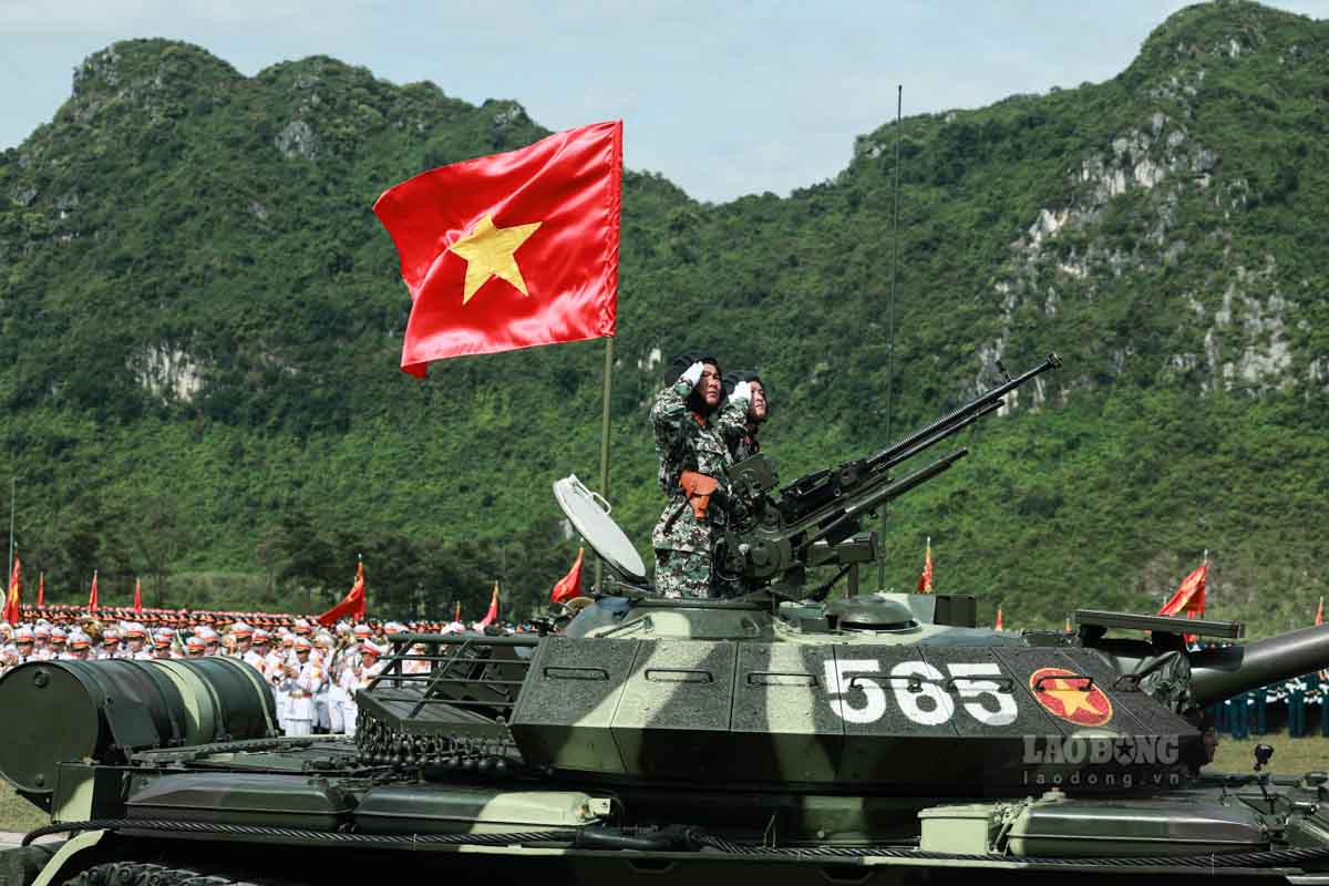 The military artillery convoy marches in the A80 parade at National Military Training Center 4. Photo: Hai Nguyen
