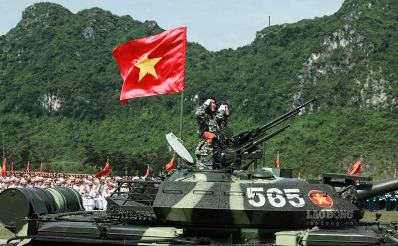The military artillery convoy marches in the A80 parade at National Military Training Center 4. Photo: Hai Nguyen