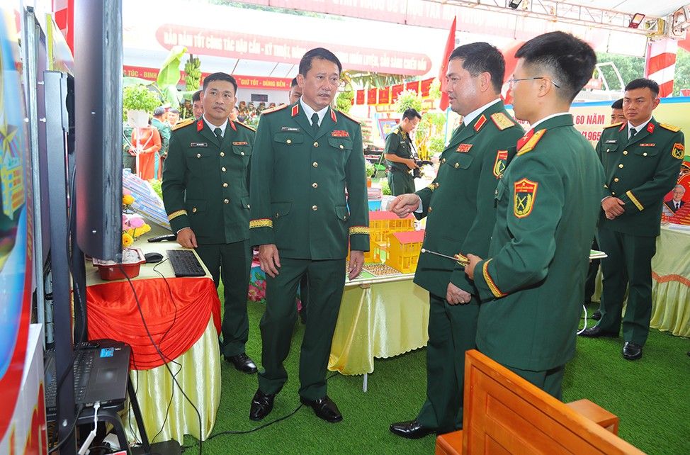 Leaders of the Ministry of National Defense and delegates visit the exhibition area of additives of Division 3. Photo: Ministry of National Defense