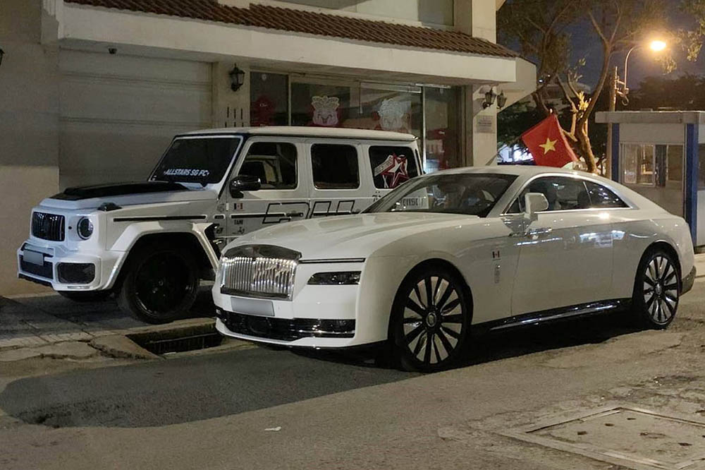 Rolls-Royce Spectre y Mercedes-AMG G63 modificados Brabus aparecieron juntos en Ciudad Ho Chi Minh atrayendo la atencion de muchas personas. Foto: Nguyen Quan
