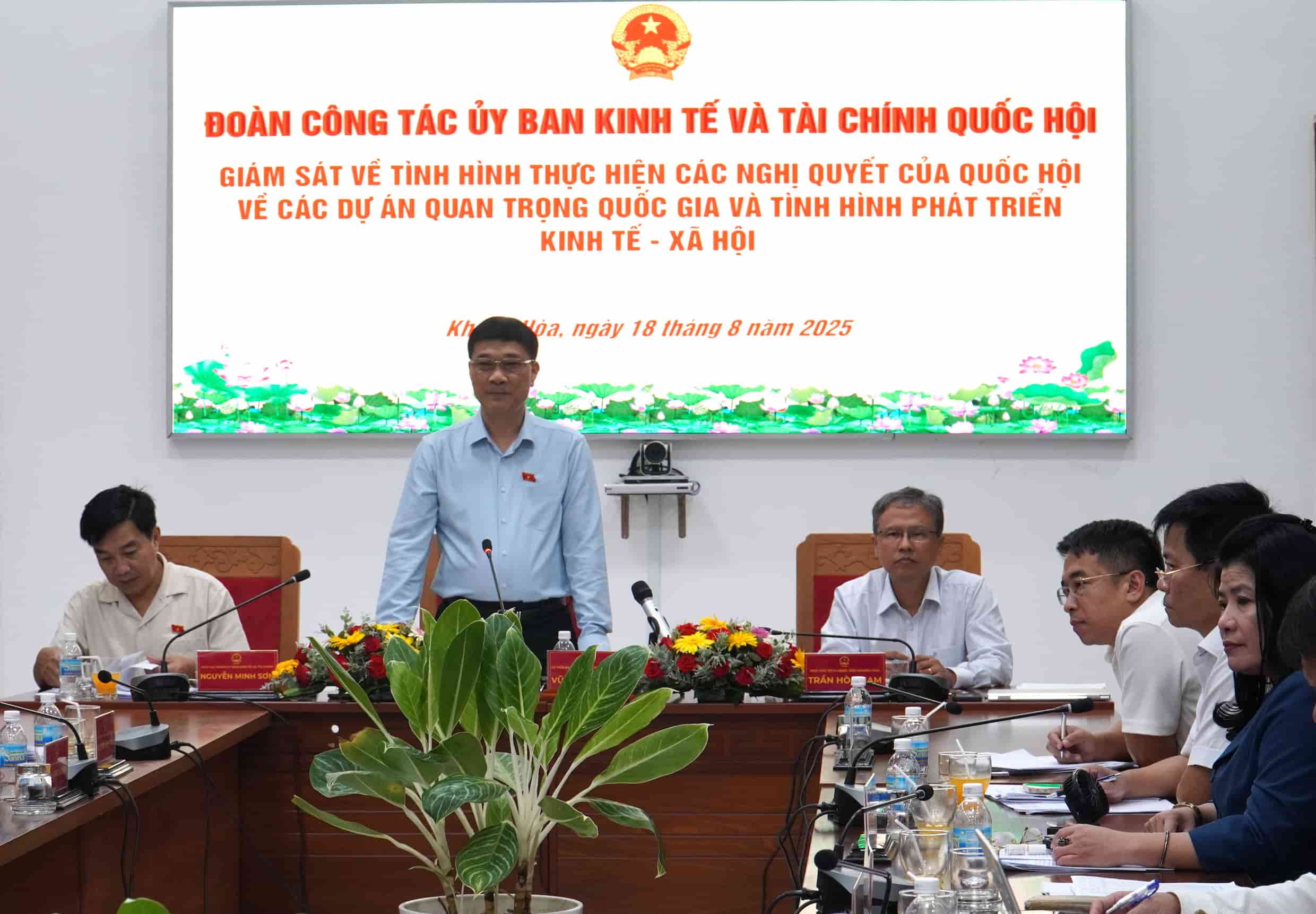 The National Assembly's Economic and Financial Committee's monitoring delegation had a working session with the Khanh Hoa Provincial People's Committee. Photo: Huu Long