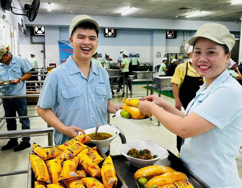 Bua com Cong doan tai Cong ty TNHH dien tu Foster Quang Ngai. Anh: Cong doan Quang Ngai