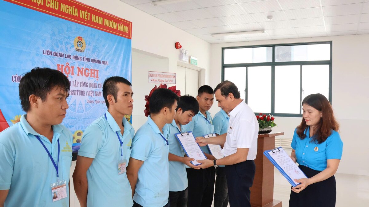 Tran Dai Thang 씨 - Quang Ngai 지방 노동 연맹 부위원장이 Jaydee Furniture Co. Ltd.(베트남)에서 조합원 가입 결정을 수여하고 있습니다. 사진: Quang Ngai 노동 조합
