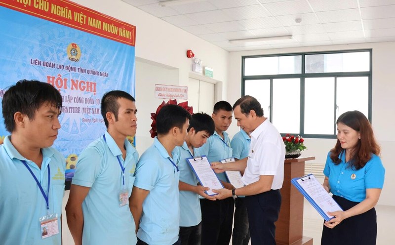 Mr. Tran Dai Thang - Vice Chairman of the Quang Ngai Provincial Labor Federation presented the decision to admit union members at Jaydee Furniture Company Limited (Vietnam). Photo: Quang Ngai Trade Union