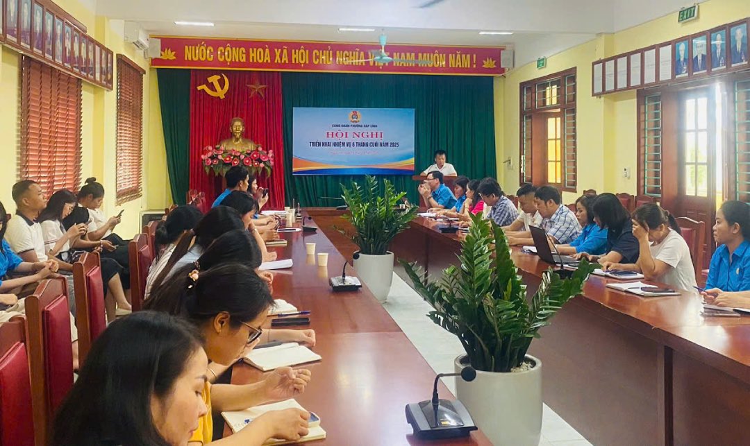 Hap Linh 구 노동조합은 2025년 하반기 노동조합 업무 과제 시행 회의를 개최했습니다. 사진: Hap Linh 구 노동조합