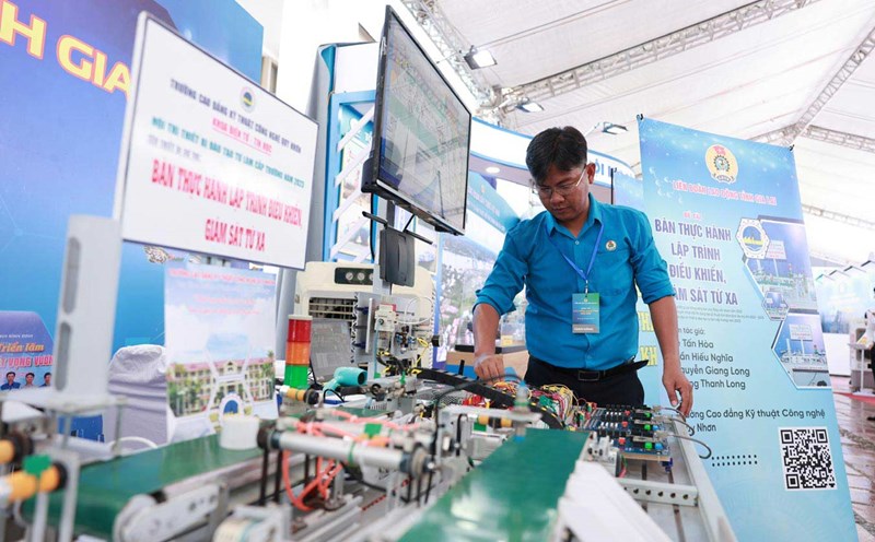 An exhibition product of Quy Nhon College of Technology at the 2025 Creative Labor Festival. Photo: Hai Nguyen