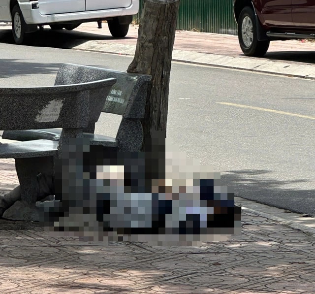 Nha Trang省警察は、都市部の歩道で男性が異常死した事件を捜査しています。写真:Loc Tho