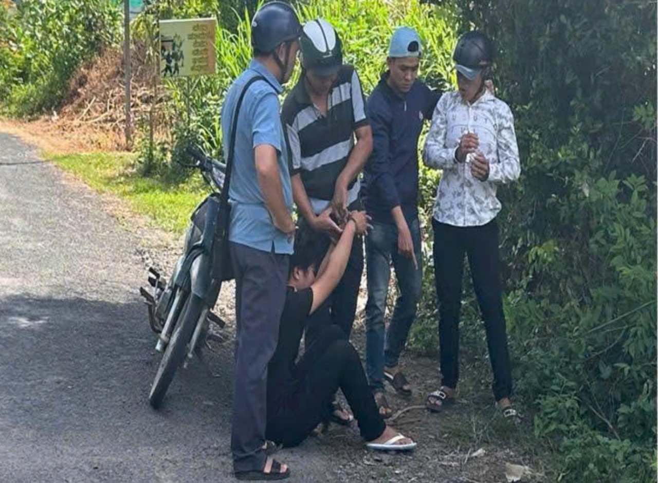 Cong an xa Don Chau tuan tra bat qua tang 1 vu tang tru trai phep chat ma tuy. Anh: Cong an tinh Vinh Long