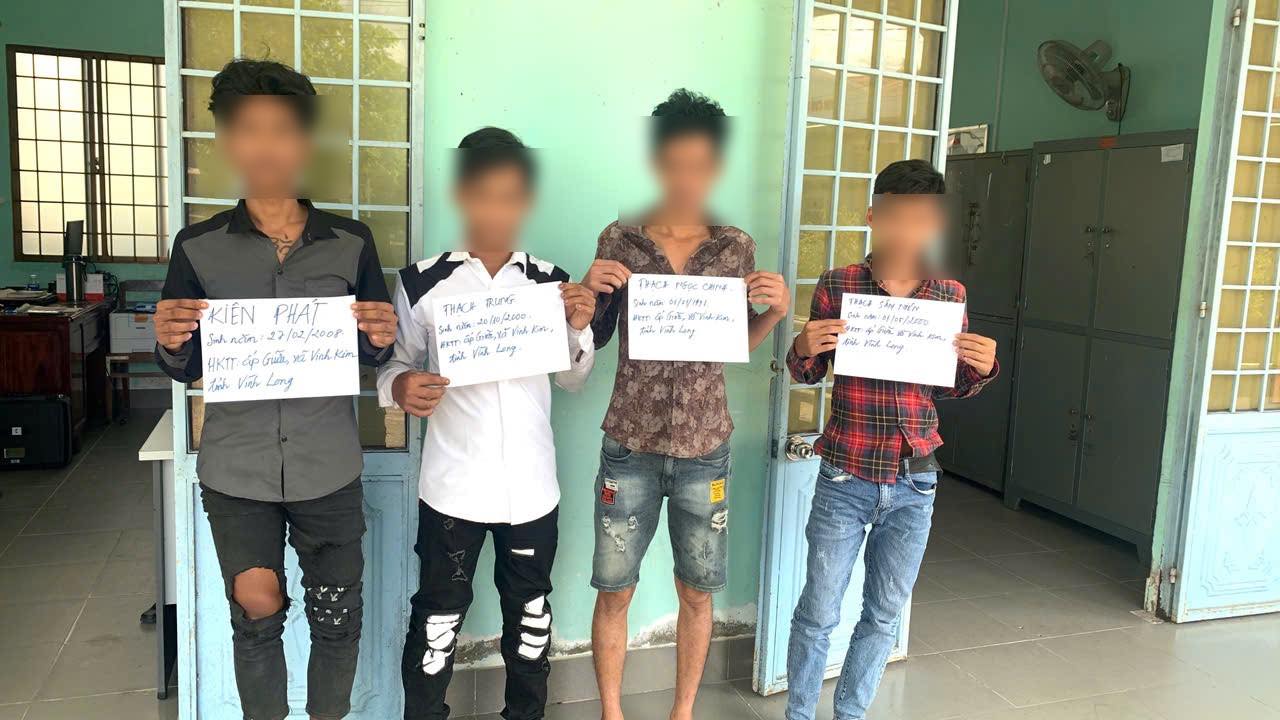 Cong an xa Vinh Kim phat hien 4 doi tuong duong tinh voi chat ma tuy. Anh: Cong an tinh Vinh Long