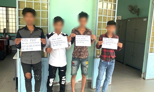 Công an xã Vinh Kim phát hiện 4 đối tượng dương tính với chất ma túy. Ảnh: Công an tỉnh Vĩnh Long