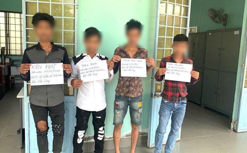 Vinh Kim Commune Police discovered 4 subjects positive for drugs. Photo: Vinh Long Provincial Police