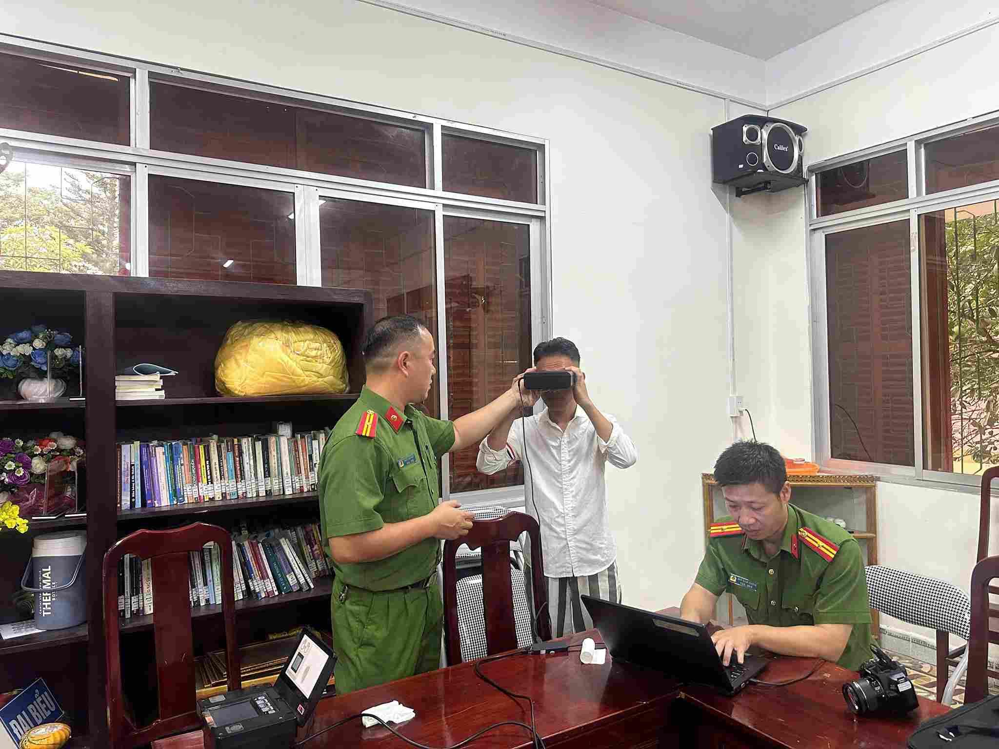 Cao Bang Provincial Police collected fingerprints and eyelashes for prisoners preparing for amnesty. Photo: Cao Bang Police