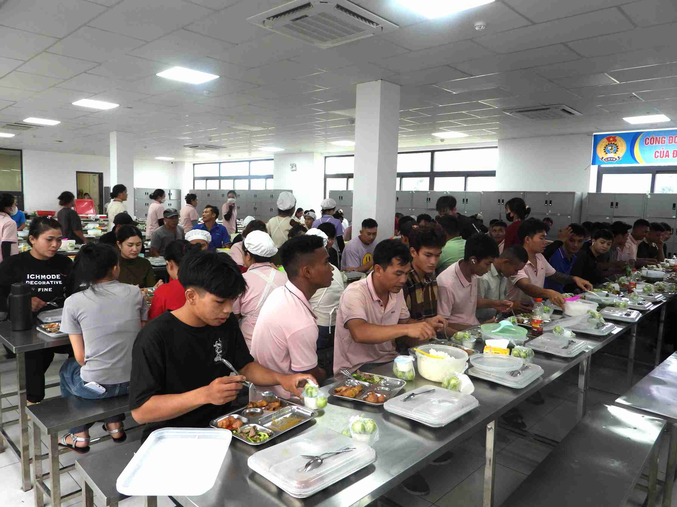 Dak Lak성 노동 연맹은 Regal 섬유 유한 회사와 협력하여 '노동조합 점심 식사' 프로그램을 조직했습니다. 사진: Bao Trung