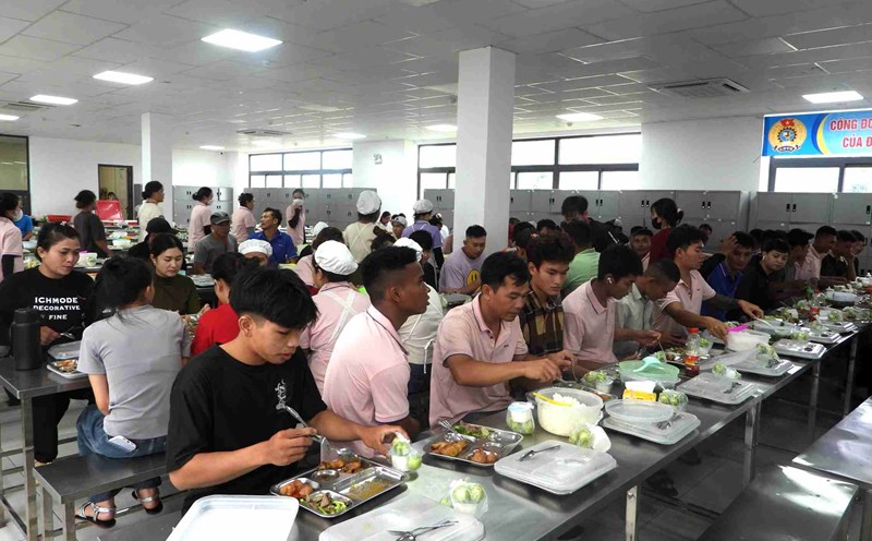 The Dak Lak Provincial Federation of Labor in collaboration with Regal Textile Co., Ltd. organized the "Union Meal" program. Photo: Bao Trung