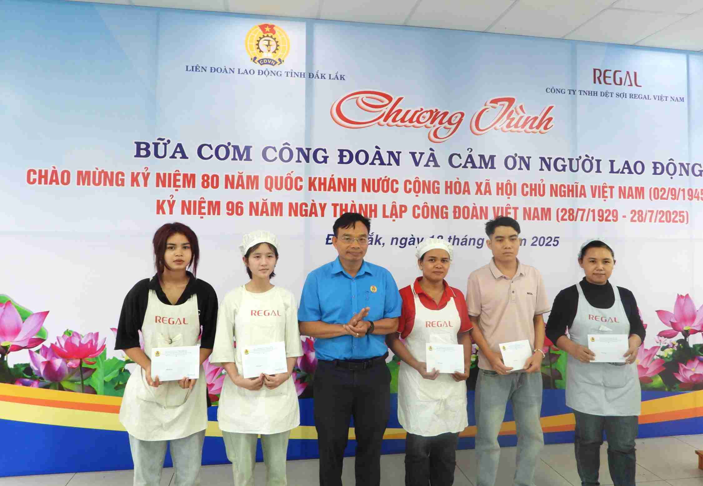 Lanh dao Lien doan Lao dong tinh Dak Lak trao cac suat qua cho cong nhan hoan canh kho khan. Anh: Bao Trung