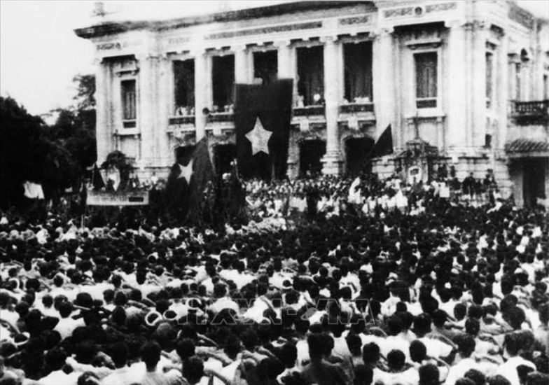 On the morning of August 19, 1945, tens of thousands of people in Hanoi and neighboring provinces followed the roads to the Hanoi Opera House Square to attend an unprecedented rally of the revolutionary masses, responding to the General Uprising to gain power. Photo: VNA documents