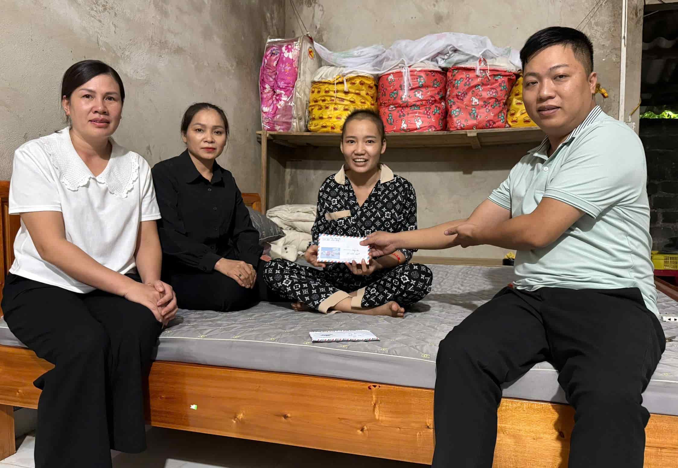 PV of Lao Dong Newspaper (right) presented the donation to Ms. Bui Thi Le's family. Photo: Nguyen Truong