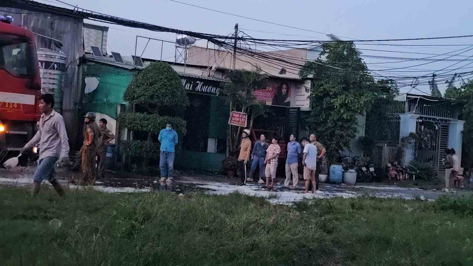 Vu chay khien nguoi dan khu vuc xung quanh bi mot phen hoang so. Anh: Dinh Trong