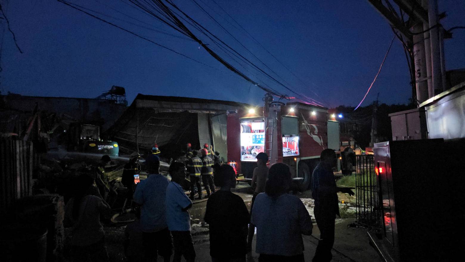 Den gan 19h cung ngay luc luong chuc nang van dang xu ly hien truong vu chay nha. Anh: Dinh Trong