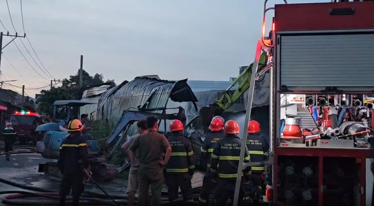 Scene of the house fire in a densely populated area. Photo: Dinh Trong