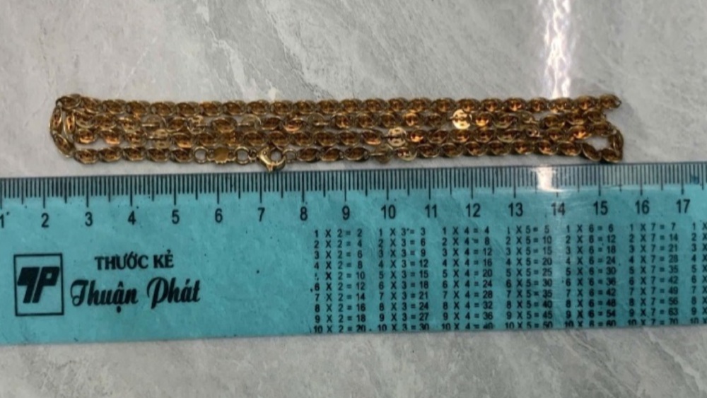 Đứng chờ mua bánh mì, người phụ nữ bị 2 đối tượng chạy xe máy giật dây chuyền