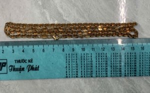 Đứng chờ mua bánh mì, người phụ nữ bị 2 đối tượng chạy xe máy giật dây chuyền