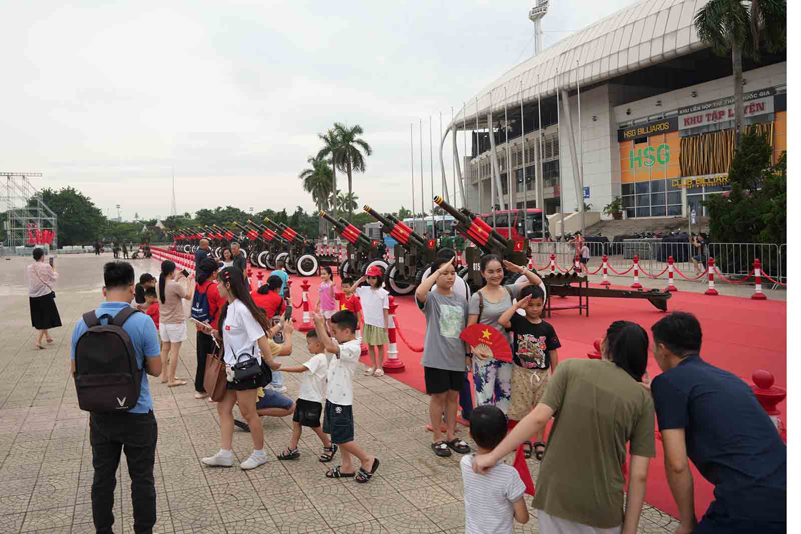 Mot phan khuon vien SVD My Dinh duoc rao chan. Nguoi dan co the theo doi tu vong ngoai, cach xa khoang 4 m.