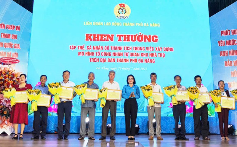 The Da Nang City Labor Federation awarded 5 collectives and 5 individuals with outstanding achievements in building the model of self-managed workers' groups in boarding houses. Photo: Tuong Minh