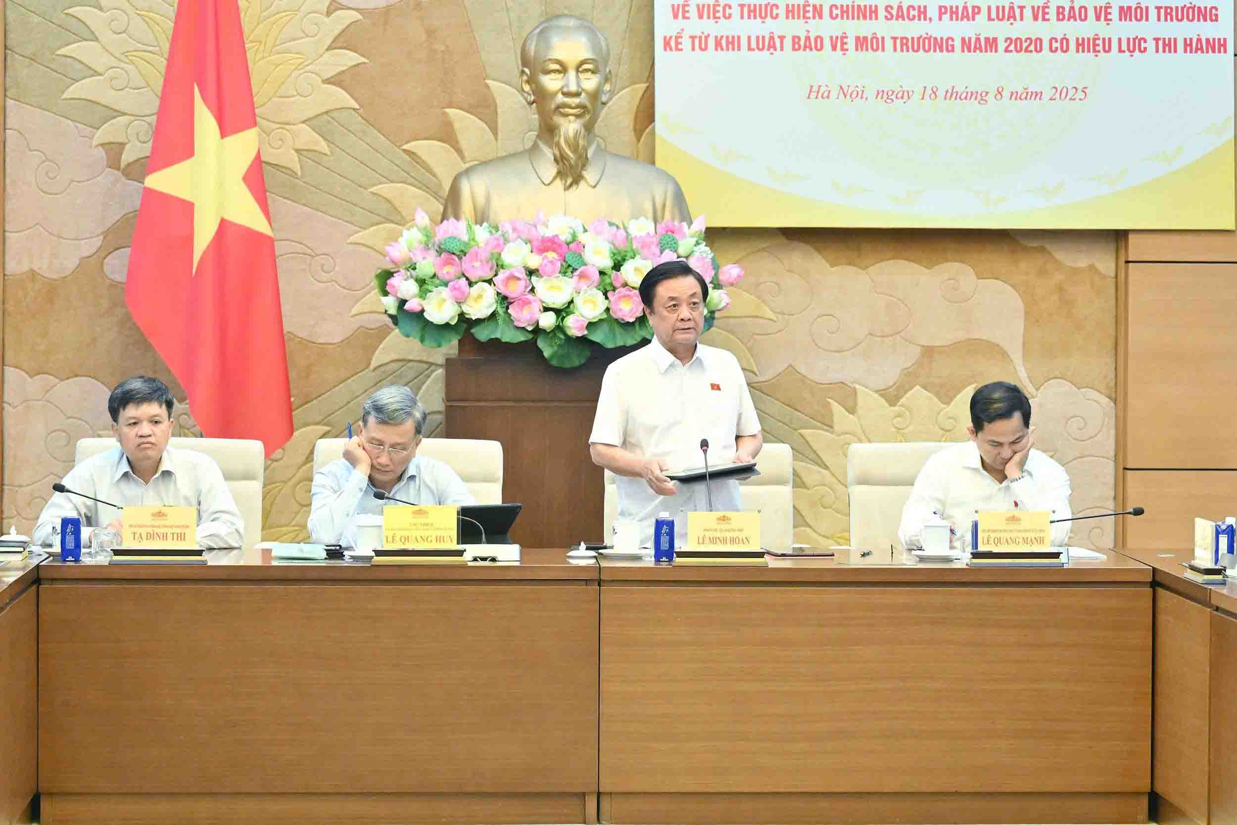 Vice Chairman of the National Assembly Le Minh Hoan chaired a working session with the Ministry of Justice on the implementation of environmental protection laws. Photo: Cao Hoang