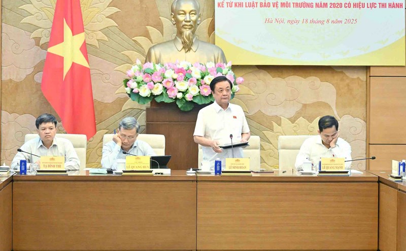 Vice Chairman of the National Assembly Le Minh Hoan chaired a working session with the Ministry of Justice on the implementation of environmental protection laws. Photo: Cao Hoang