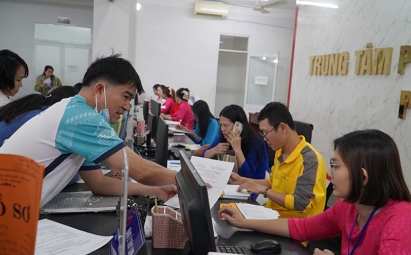 Officers of the Di An Ward Public Administration Center (HCMC) handle the records for the people. Photo: Minh Quan