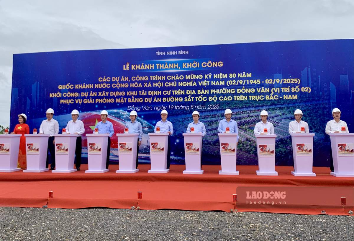 副首相のトラン・ホンハは、ドン・ヴァン・ワード（位置2）の再定住エリアのスタートボタンをクリックして、北軸の高い速度鉄道プロジェクトにサービスを提供しました。写真：ルオンハ