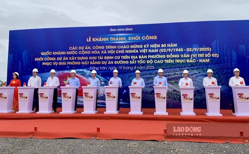 Deputy Prime Minister Tran Hong Ha pressed the button to start construction of the resettlement area in Dong Van ward (location No. 2) to serve the site clearance of the North-South high-speed railway project. Photo: Luong Ha