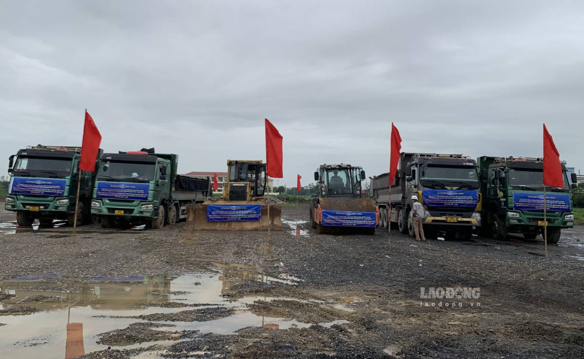 May moc, thiet bi san sang khoi cong Khu tai dinh cu tren dia ban phuong Dong Van, tinh Ninh Binh (vi tri so 2) phuc vu GPMB Du an duong sat toc do cao tren truc Bac-Nam. Anh: Luong Ha