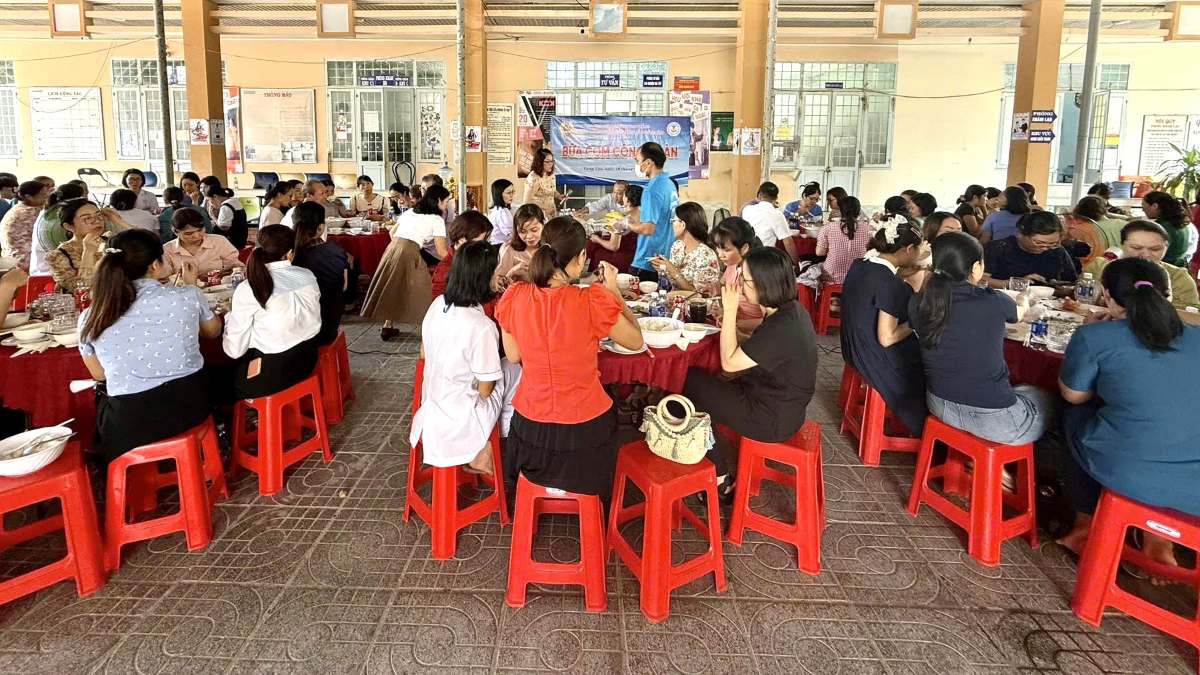 8월 18일 붕따우에서 개최된 보건 부문 노동조합 점심 식사 사진: CDCS