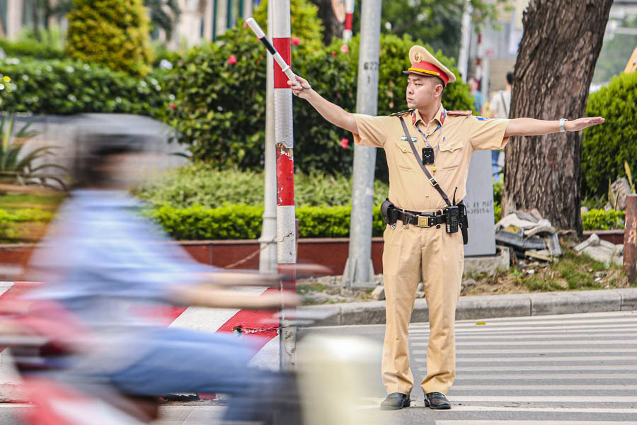 人々は交通整理情報を把握し、便利な移動計画を立てる。写真:ハノイ市警察