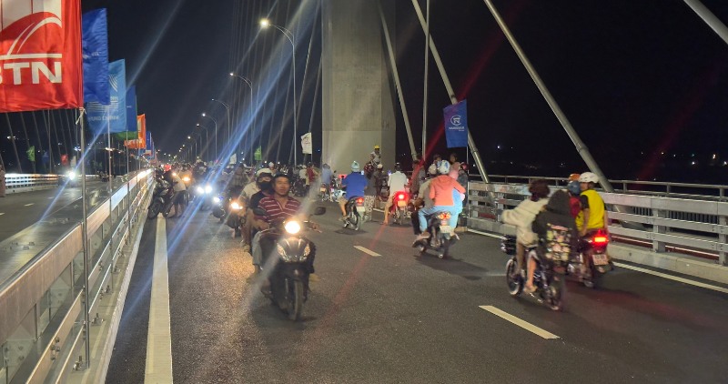 Du khach tu cac tinh den chiem nguong cau Rach Mieu 2 hien dai. Anh: Hoang Loc