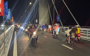 Tối 18.8, người dân tìm đến tham quan, chờ đợi khánh thành cầu Rạch Miễu 2